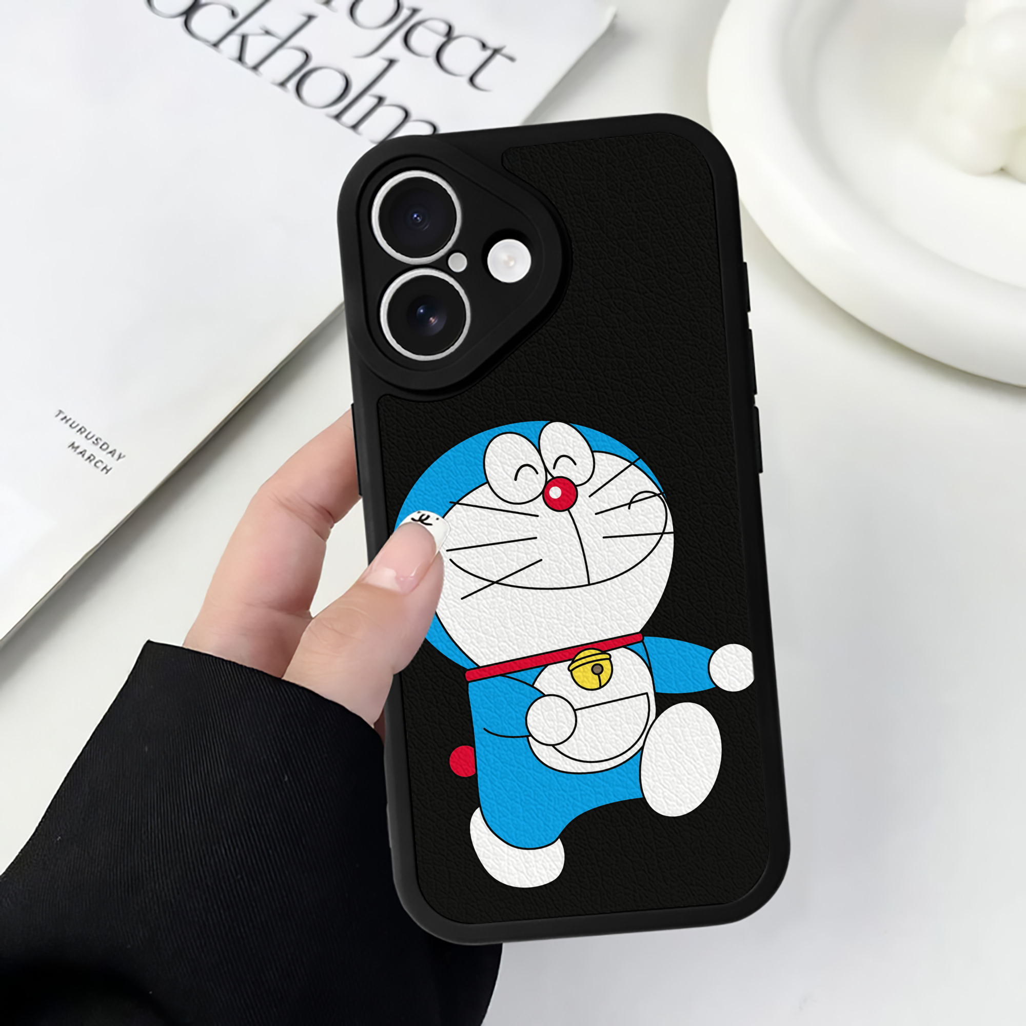 （画像用） ドラえもん Doraemon 【iPhone 16シリーズ対応】シリコンスマホケース（レザー調） 材質：シリコン